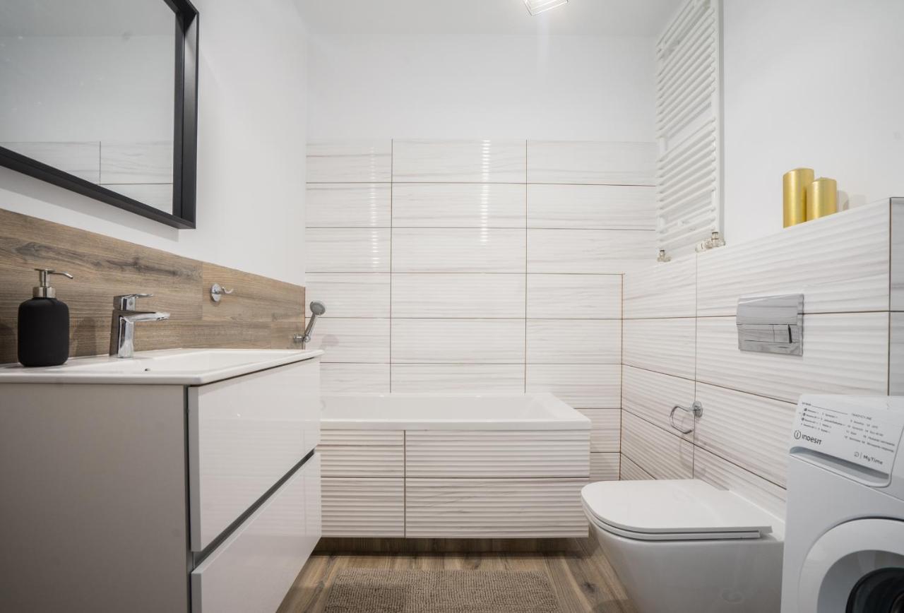 Bizapartments - Modern Flats With Parking Варшава Екстериор снимка